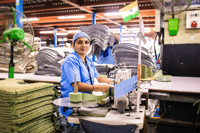 Employee at a sewing machine (Pexels)