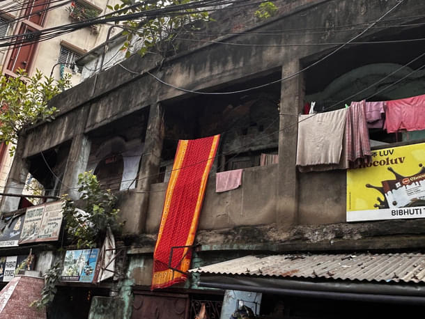 The kind of squalor one must wade through to reach Dakshineshwar or Belur Math defies belief.