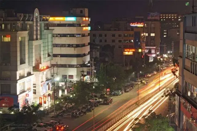 GS Road at night.