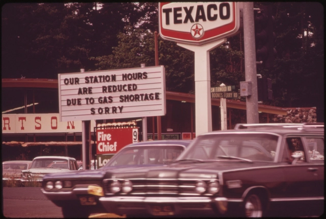 One of many US (Portland area) gas stations carrying signs reflecting the gas shortage in 1973 (Photo: US National Archives/Flickr)