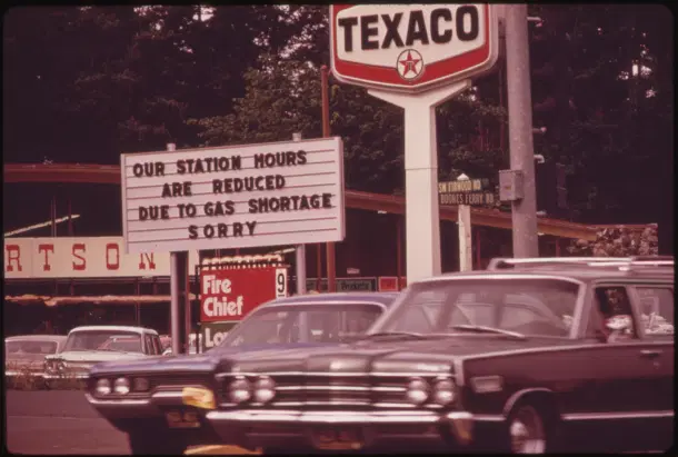 One of many US (Portland area) gas stations carrying signs reflecting the gas shortage in 1973 (Photo: US National Archives/Flickr)