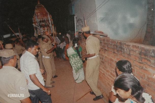 2008: Hindus face Police canes.
