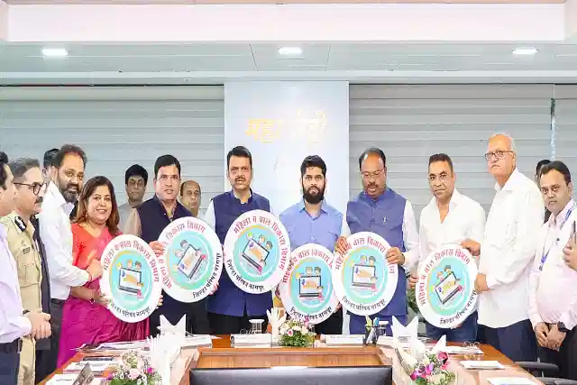 Chief Minister Devendra Fadnavis, along with Union Minister Nitin Gadkari and other dignitaries, inaugurates India’s first AI-powered Anganwadi at Metro Bhavan, Nagpur, marking a major step in transforming early childhood education. (Pic Via X)