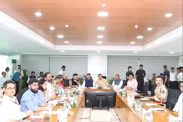 Meeting chaired by Chief Minister Devendra Fadnavis and Union Minister Nitin Gadkari (Credit: DGIPR)