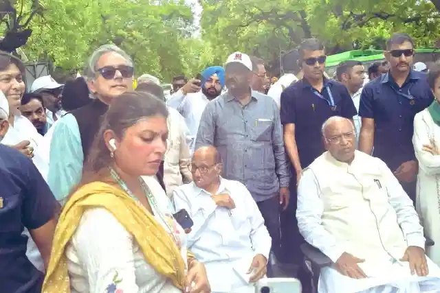 Congress Leaders protesting (X/@ShashiTharoor)