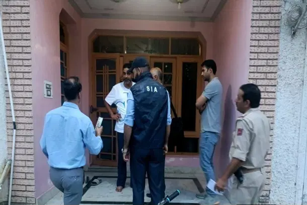 Security personnel conduct searches at sites linked to JKLF leaders in Srinagar during probe into nurse Sarla Bhat’s 1990 gangrape-murder case. (Pic Via X)