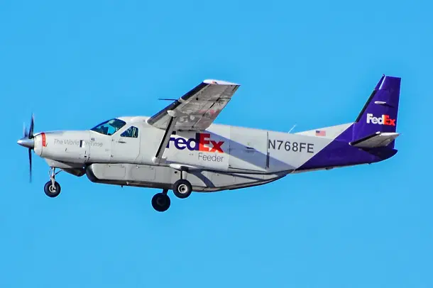 N768FE FedEx Feeder Cessna 208B Super Cargomaster (C/N 208B0263) snapped over the McCarran International Airport (KLAS) at Las Vegas, Nevada, in 30 September 2013. (Photo: Tomás Del Coro/Wikimedia Commons)