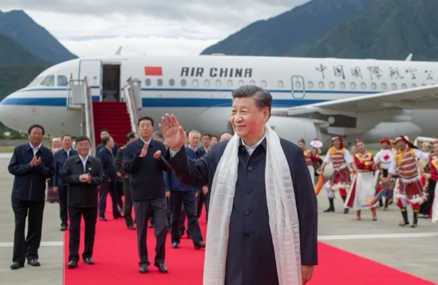 Xi Jinping arrives at the Nyingchi Mainling Airport near Arunachal on 21 July 2021. (Xinhua)
