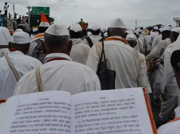 Singing out loud the abhangas from the Bhajani Malika while walking with the Varkaris.