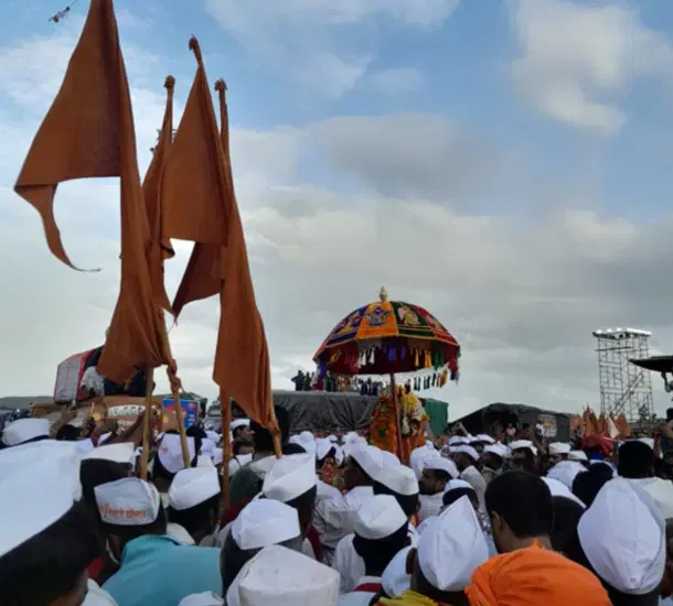 Pilgrims gathered for ritualistic evening aarti of Sant Dnyaneshvar Maharaj.