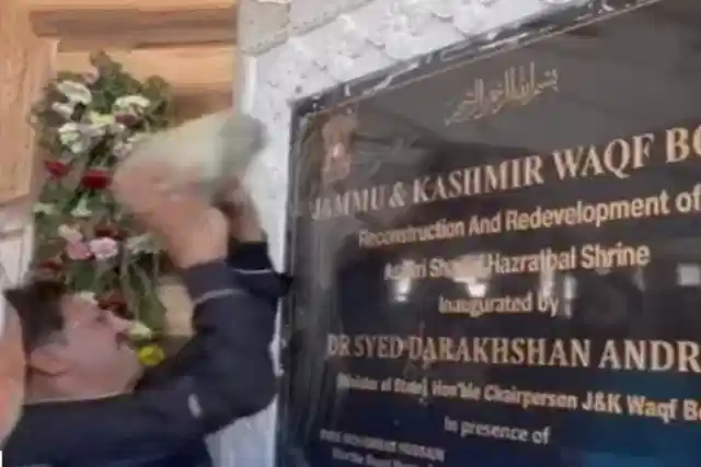 Police deployment at Hazratbal shrine following the emblem controversy that led to 26 detentions. (X) 