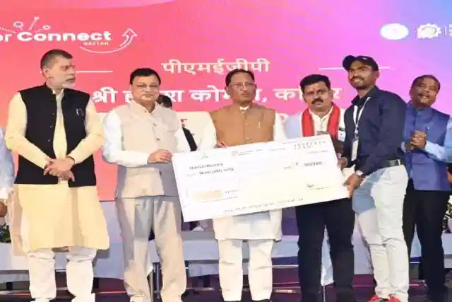 Chhattisgarh CM and officials at the Bastar Investor Meet in Jagdalpur, where private players pledged Rs 967 crore investments in healthcare, tourism, and manufacturing. (X)