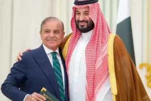 Saudi Crown Prince Mohammed bin Salman and Pakistan Prime Minister Shehbaz Sharif (Saudi Press Agency/Handout via Reuters).