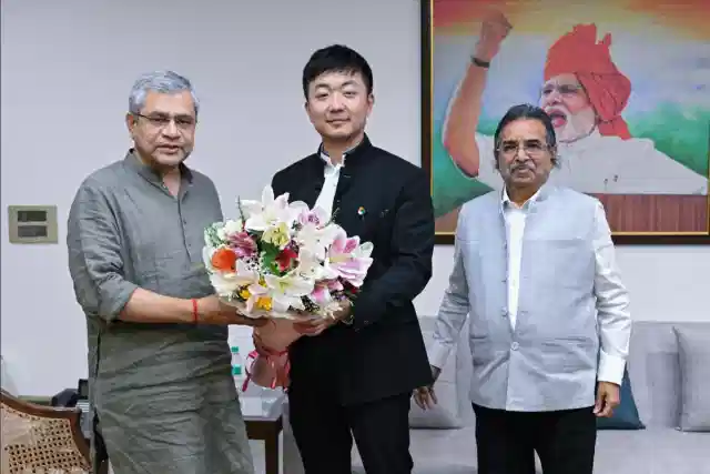 Nothing founder Carl Pei with Union Minister Ashwini Vaishnaw