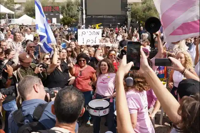 Joy and hope fill Hostage Square in Te lAviv (Photo: Dana Reany)