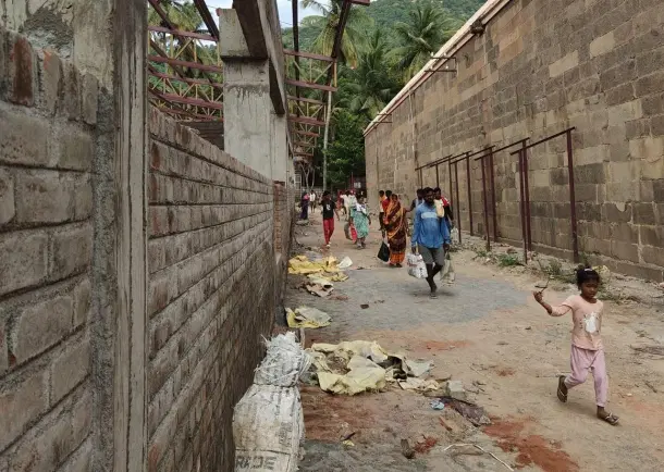 Waiting area near temple wall (TR Ramesh).