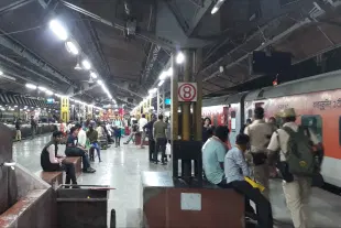 Patna Junction railway station at night (Wikimedia Commons)