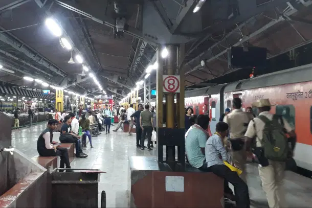 Patna Junction railway station at night (Wikimedia Commons)