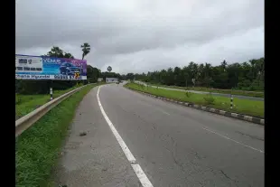 A National Highway in Udupi district, minus service roads. This is a violation of Indian Road Congress rules which new guidelines will tackle.