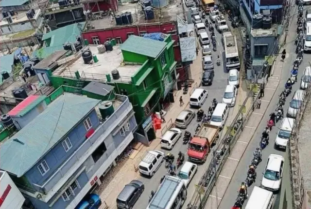 A road in Aziwal. In this picture, cars and bikes have separate lanes, and there’s even on-street parking despite it being a hilly area.