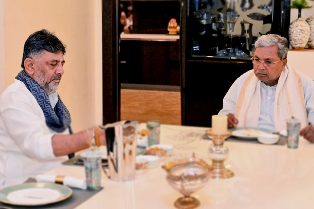 Karnataka CM Siddaramaiah (right) and deputy CM DK Shivakumar (left).