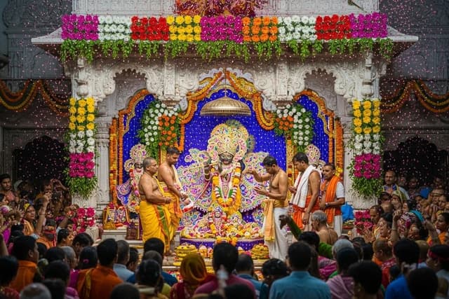 Crowd inside Banke Bihari temple.