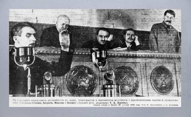1935: Lysenko delivers a lecture at Kremlin under the benevolent gaze of Stalin.