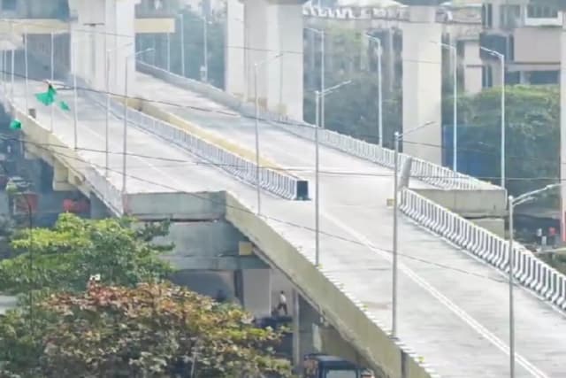 The viral post claimed that the structure “suddenly narrows” from four lanes to two, prompting concerns over safety. (Pic Credit: @GemsOfMBMC/X)